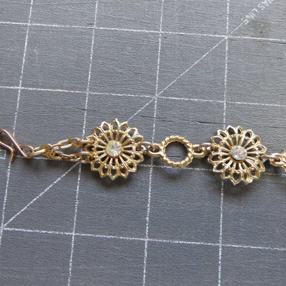 Pretty Gold toned flower necklace crystal center - Picture 5 of 8